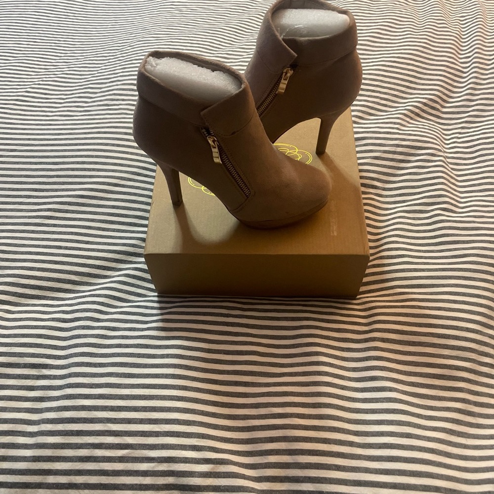 Brand new in box. Trends. Size US 6.5 women. - Picture 6 of 15